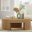 Table basse moderne Modern Aesthetic avec une élégante finition chaleureuse de couleur miel.