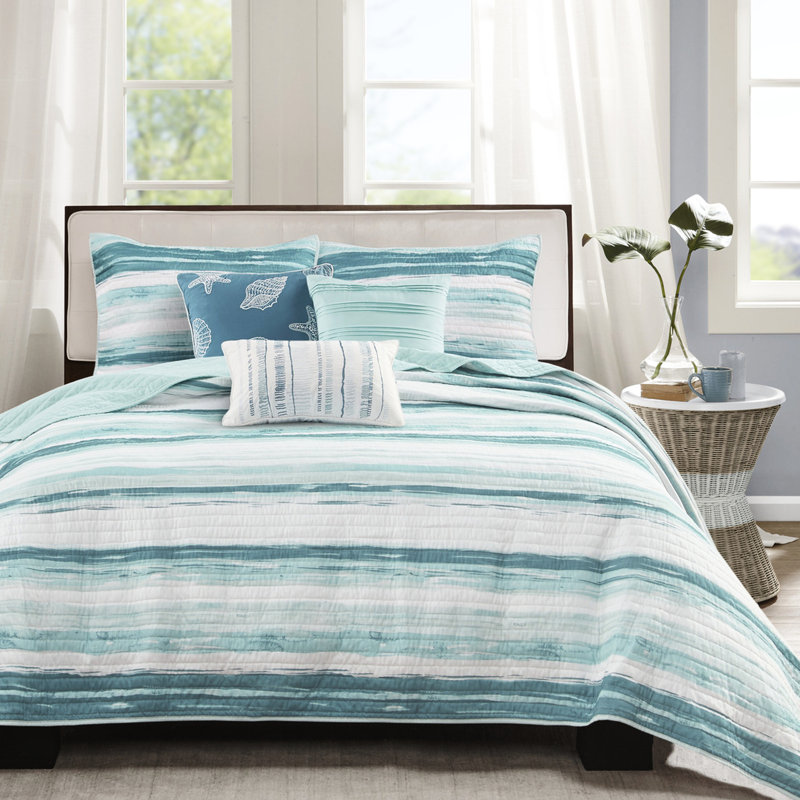 Courtepointe 6 pièces avec coussins décoratifs, double / grand. Motif de rayures aquarelle sereine. Matériau en microfibre pour une chambre à coucher confortable. Tissu de charme Marina lavable à la machine. Doux