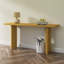 Élégante console avec placage de pin et pieds géométriques-1653390309