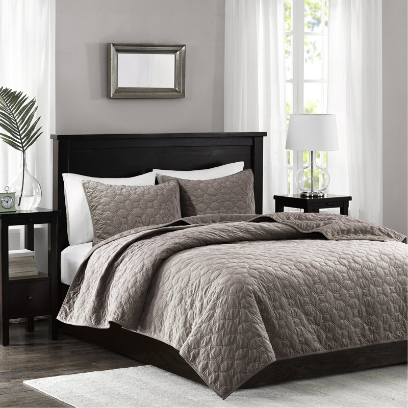 Couette 3 pièces en velours taupe pour lit King/King - Matelassage géométrique, rembourrage en coton, douce et chaude, motifs géométriques.