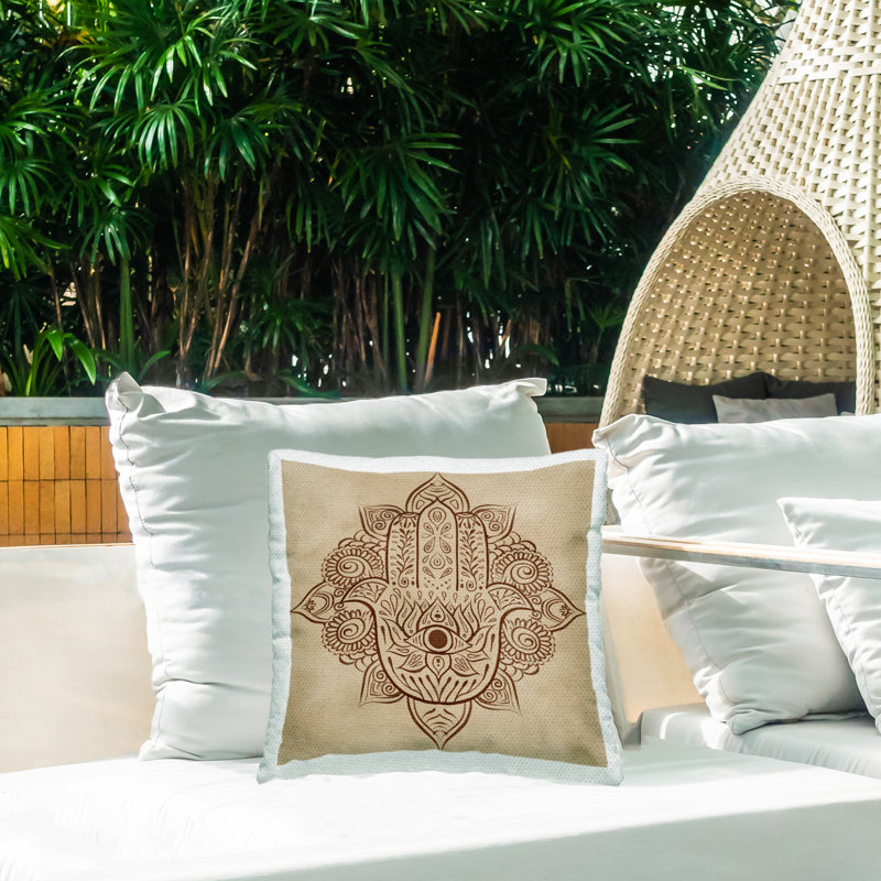 Coussin décoratif à motif de hamsa brun orné par Ziwei Li