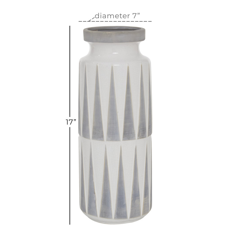 Vase décoratif en céramique blanc avec motifs triangulaires, H 17 po x l 7 po x P 7 po