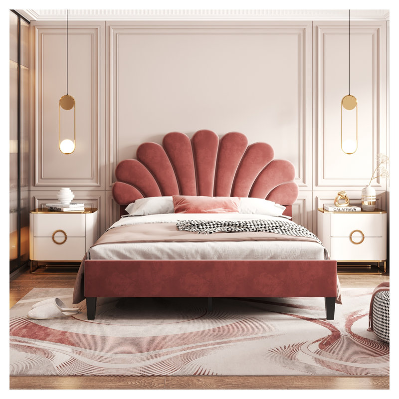 Lit plateforme tapissier pleine grandeur avec tête de lit en velours rouge à motif floral unique, aucun sommier requis