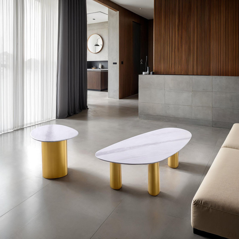 Table de style contemporain avec plateau en pierre frittée et pieds dorés