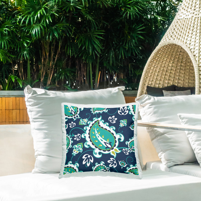 Coussin d'extérieur imprimé à motif cachemire vert floral par Geoff Tygert