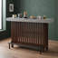 Buffet moderne à hauteur du comptoir avec étagères de rangement ouvertes, plateau effet marbre et panneaux à lattes-1745305316