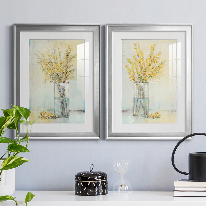 «Yellow Spray In Vase I», reproduction encadrée de qualité supérieure - prête à être accrochée, Cadre argenté