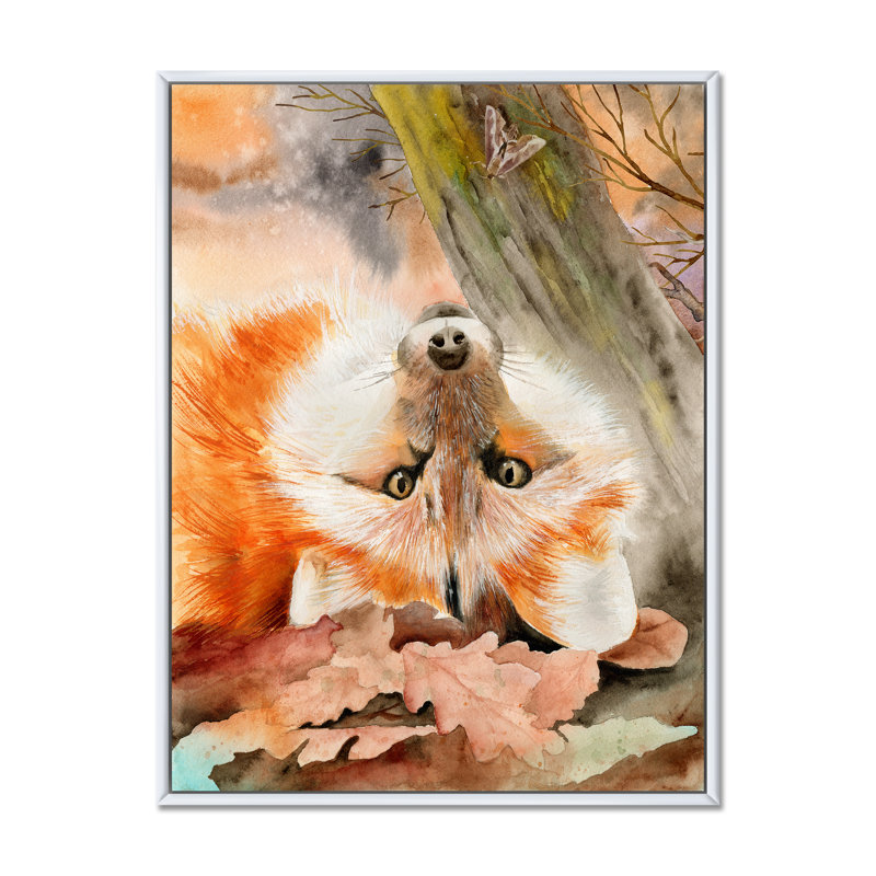 Renard roux couché dans des feuilles tombées près d'un tronc d'arbre I - reproduction sur toile, H 44 po x l 34 po x P 1,5 po