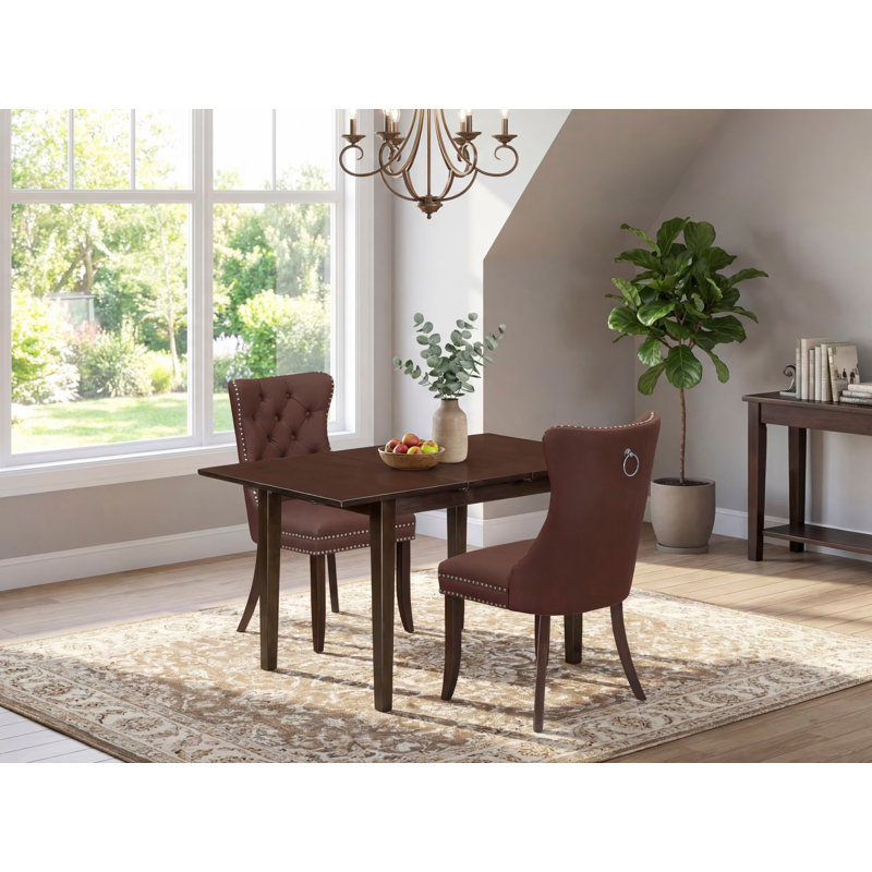 L'ensemble de table de salle à manger 3 pièces comprend une table de cuisine rectangulaire avec rallonge amovible et 2 chaises Parson en acajou