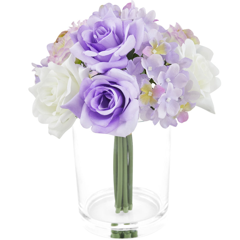 Faux hortensias, roses et renoncules dans un vase