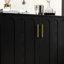 Buffet spacieux Chisholm avec pieds en bois massif et rangement fonctionnel