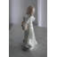 Statue fille en porcelaine avec colombes blanches et panier de fleurs 6 po x 4 po x H 12 po