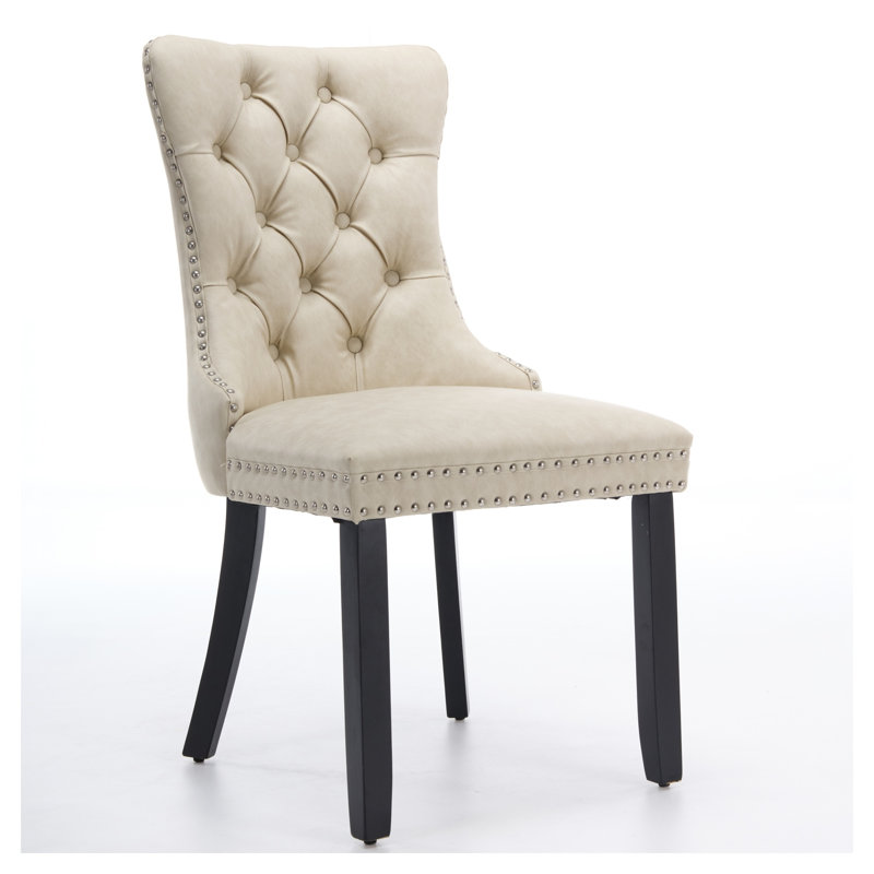 Ensemble de 2 chaises de salle à manger avec dossier capitonné, revêtement en similicuir effet peau de mouton vintage, garniture cloutée, structure en hévéa, beige