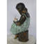 Statue fille en bronze avec gâteau d'anniversaire - Taille: L 13 po x l 10 po x H 27 po.