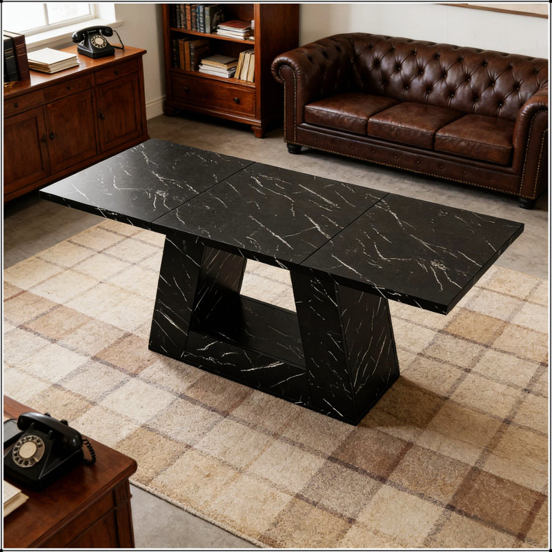 Bureau spacieux avec placage en faux marbre et pieds trapézoïdaux robustes, parfait pour les espaces de travail modernes et les bureaux à domicile.