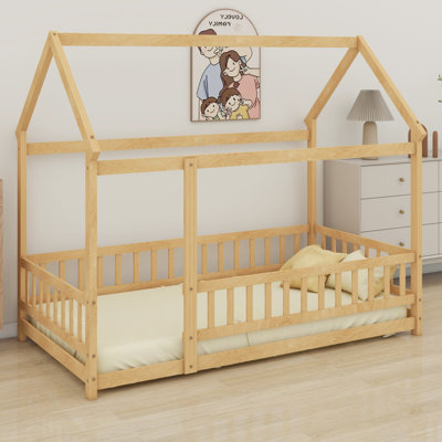 Lit sur pied en bois avec structure de toit et garde-corps