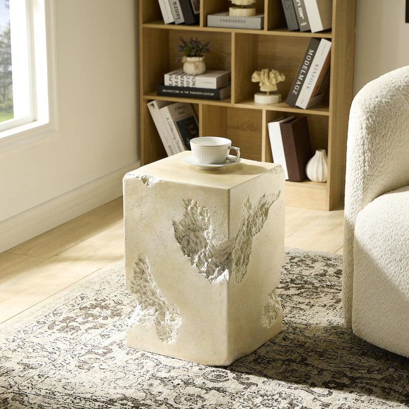 Table de bout moderne sculpturale avec texture érodée pour patio intérieur et extérieur