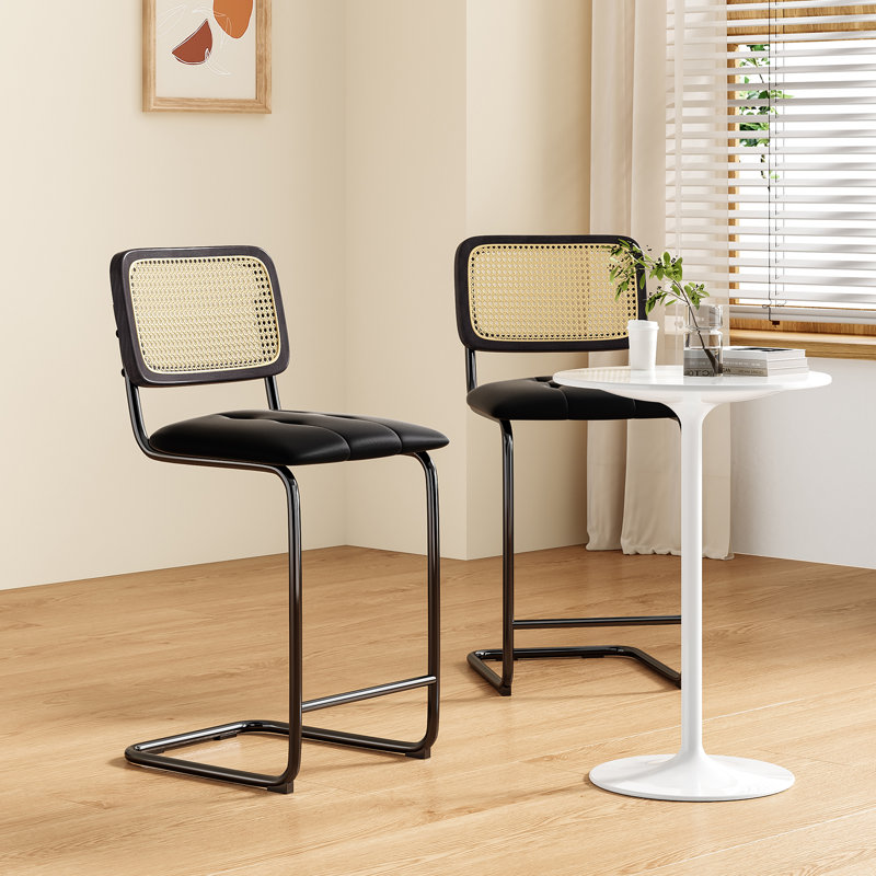 Ensemble de 2 tabourets de bar rembourrés en cuir de polyuréthane à hauteur de comptoir avec dossier en rotin, 26", Noir