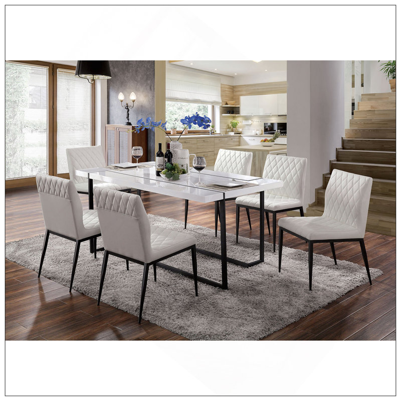 Chaises d'appoint en similicuir ivoire avec structure en métal noir, siège rembourré et design contemporain pour une salle à manger élégante