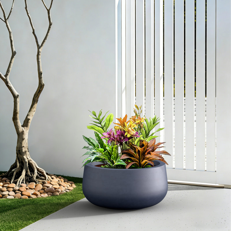 Pot à fleurs en béton Dovenby, H 8 po x l 16 po x P 16 po, Oxyde de fer