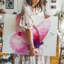 Sur toile, reproduction de peinture à l'aquarelle délicate d'un papillon rose sur fond blanc-524761560