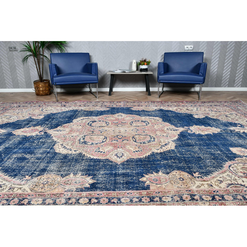 Tapis turc rétro bleu et beige avec un élégant motif en médaillon qui ajoute une touche unique à votre décor