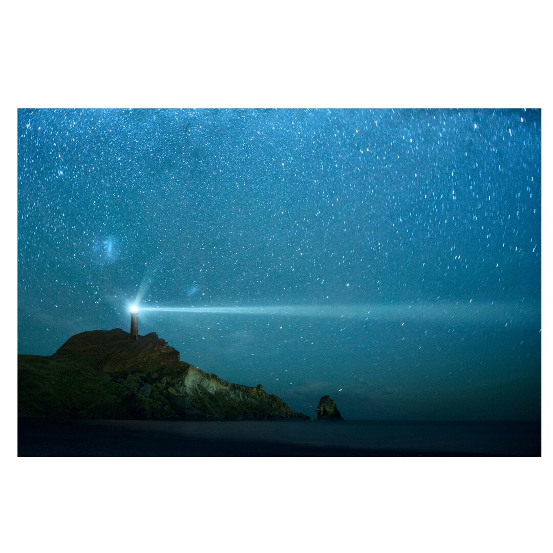 Seidenmatte Tapete Coast with Lighthouse by Night