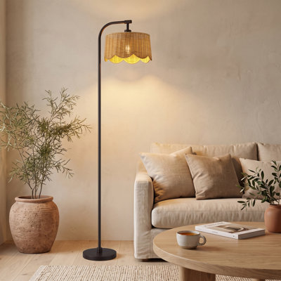 Lampadaire arqué à intensité variable de 171,5 cm avec abat-jour festonné en rotin.