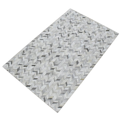 Tapis chevron en cuir véritable ivoire, gris et argent fait à la main Chevron