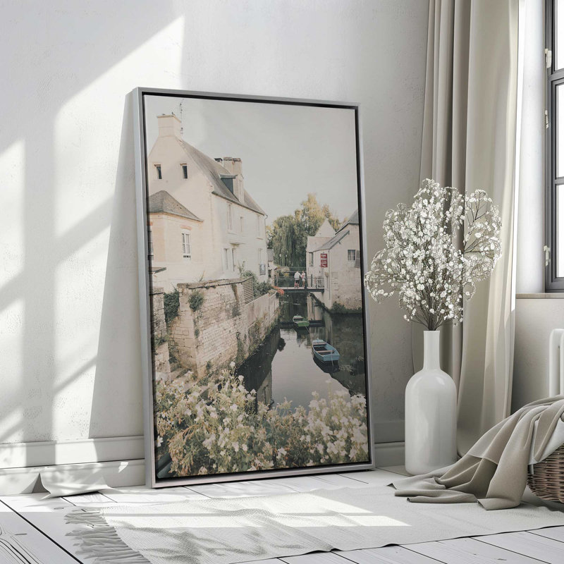 «Serene Village Waterscape», reproduction sur toile tendue, Cadre américain en érable flottant