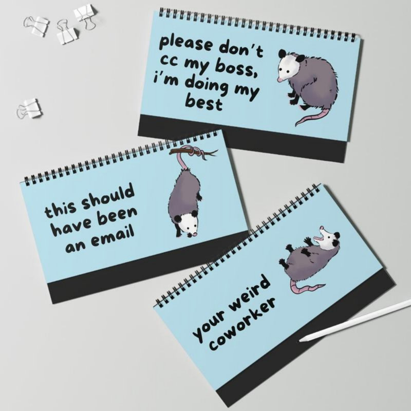Affiche humoristique « Opossums au travail », 12 pages en spirale, format 25 x 12,5 cm, idéale pour afficher son humeur au bureau. Cadeau parfait pour les professionnels.