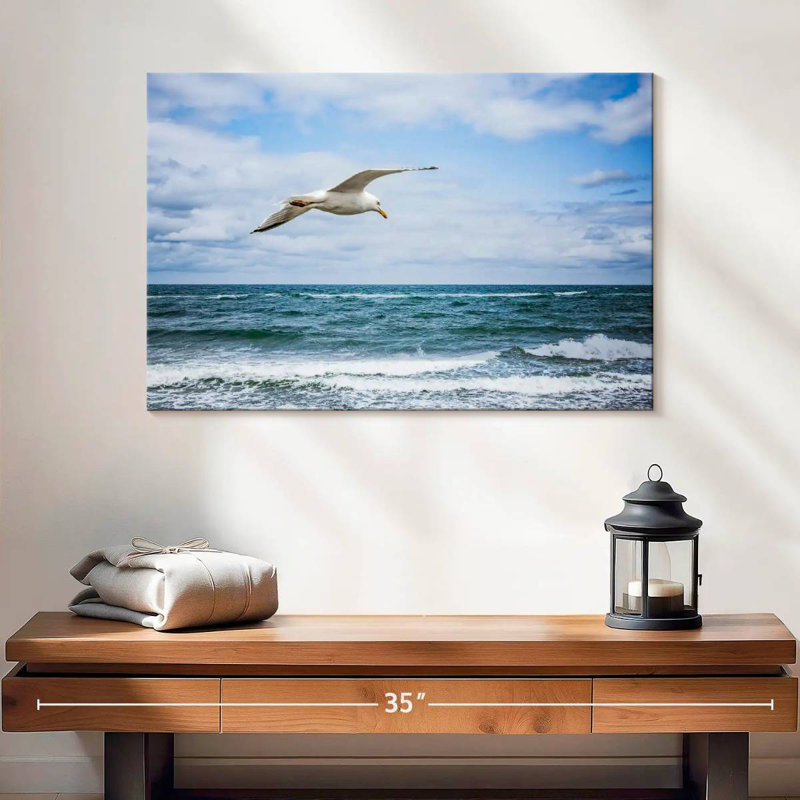 Mouette au-dessus de la mer