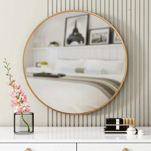 kleiner runder Wandspiegel mit zartem goldenen Metallrahmen