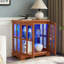 Élégante vitrine lumineuse à DEL de style rétro avec tablettes réglables et portes en treillis, bibliothèque élégante pour la décoration intérieure et rangement organisé