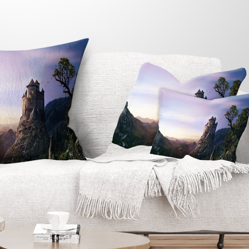 Misty Castle Landscape - Coussin décoratif à imprimé paysage