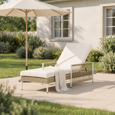Chaise longue d'extérieur en PE en rotin Faelor Modern
