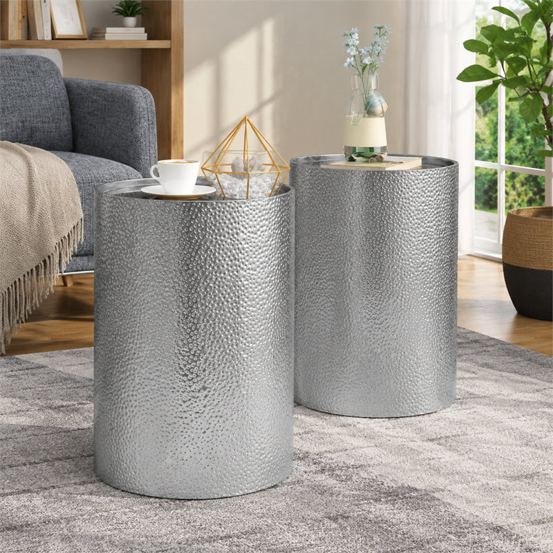 Une table d'appoint minimaliste en métal argenté au design épuré et polyvalent. Idéale comme petite table d'appoint pour ranger des objets à côté d'un canapé de salon.
