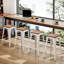 Comptoir et tabourets de bar en métal-518840765-518840752