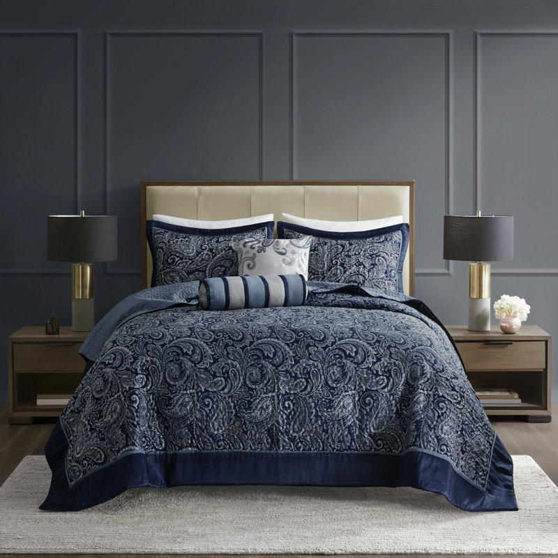 Couvre-lit bleu marine. Style traditionnel. Bleu marine foncé, argent. L 102 po x L 118 po 2 taies décoratives. Coussins décoratifs. Tissu lavable grand. Conception classique. Bleu cendré.