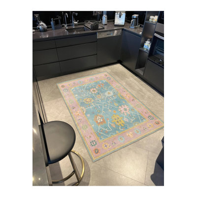 Tapis rose tissé à motif botanique lavable