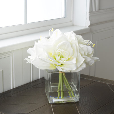 Arrangement floral de lys dans un vase