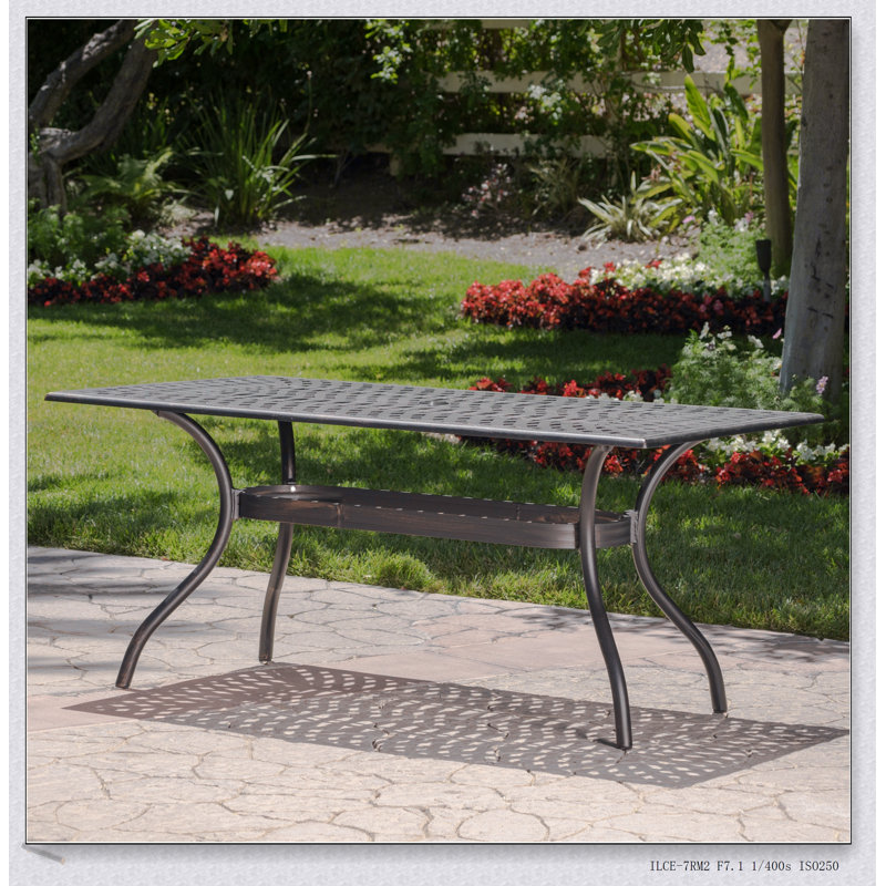 Table de patio rectangulaire en fonte d'aluminium durable avec un design champêtre français, parfaite pour les rassemblements extérieurs et les événements.