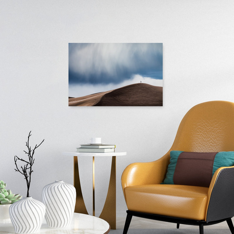 Figure solitaire dans une dune du désert - Paysage abstrait minimaliste et dramatique - Affiche murale nature, 16" H x 24" W