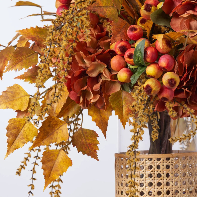Hortensia Golden Hour, feuille de bouleau, baie de cratère orange et arrangement d'illusion d'eau Astilbe jaune dans un vase en rotin