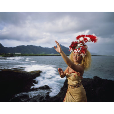 Femme portant une robe et une coiffe de style Samoan traditionnel; Samoa américaines, reproduction d'affiche (34 x 26)