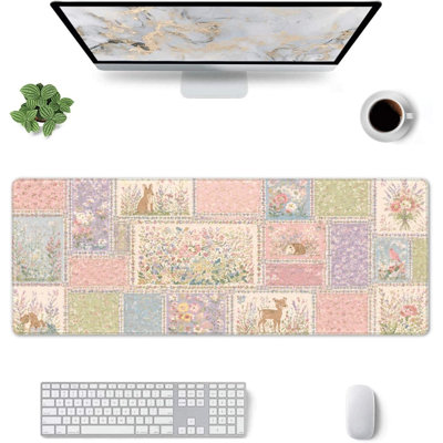 Tapis de jeu 15,75 x 31,5 po Lavender Floral Patchwork Mouse | Des fleurs pastel, des animaux des bois et des motifs d'aquarelle doux créent un design confortable pour les jeux, le bureau et les installations créatives
