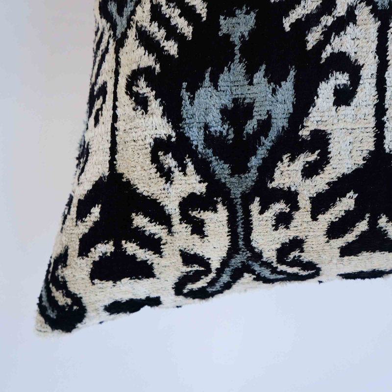 Coussin en soie Kara, 20" x 20", Black/White Abstract 3