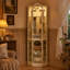 Armoire vitrée d'angle lumineuse en verre, armoire à vin et bar sculptée avec tablettes réglables en verre, éclairage intégré inclus, finition blanche-133702344
