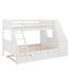 Lit simple superposé au dessus d'un lit double avec lit gigogne et bureau intégré, trois tiroirs de rangement et une tablette