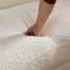 Canapé incurvé confortable avec revêtement doux et coussins multiples pour le salon